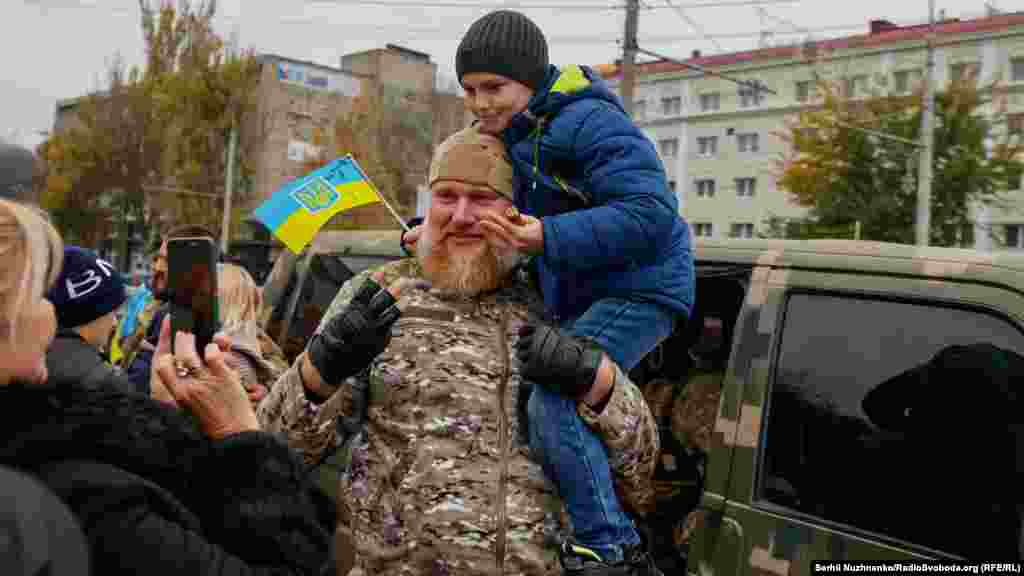 Люди фотографируются с военными ВСУ