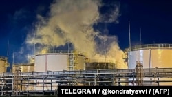 Дым от пожара на нефтеперерабатывающем заводе в поселке Ильский в Краснодарском крае, Россия, 4 мая 2023 года. Местные власти заявили, что причина пожара – атака беспилотника