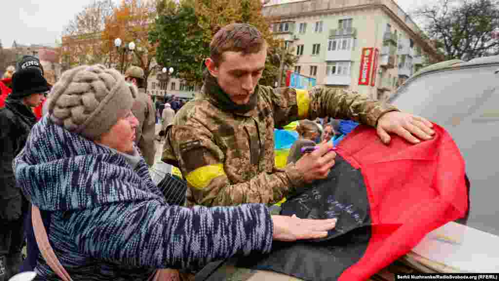 Военные подписывают на память об освобождении Херсона&nbsp;также красно-черные флаги