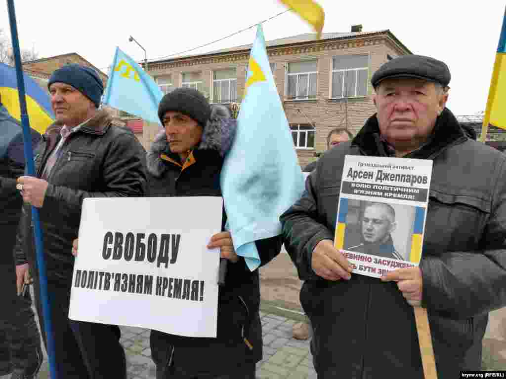 Тогда митингующим противостояли пророссийские активисты, в том числе, из партии &laquo;Русское единство&raquo;