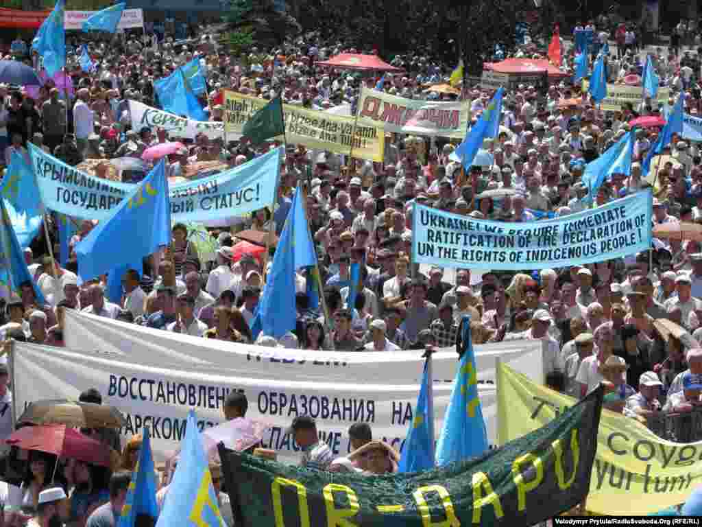 Митинг в День памяти жертв депортации крымскотатарского народа из Крыма на центральной площади Симферополя, 2012 год