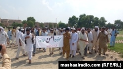  گوشه یی ازیک اعتراض مردمی در پاکستان که گاهی چنین اعتراضات با واکنش نیروهای امنیتی نیزمواجه میشود. 