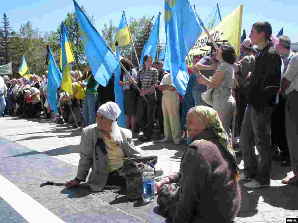 Митинг в День памяти жертв депортации крымскотатарского народа из Крыма на центральной площади Симферополя, 2009 год