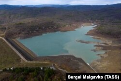 Вид на Счастливское водохранилище в Бахчисарайском районе, оно снабжает водой Ялту, январь 2021 года