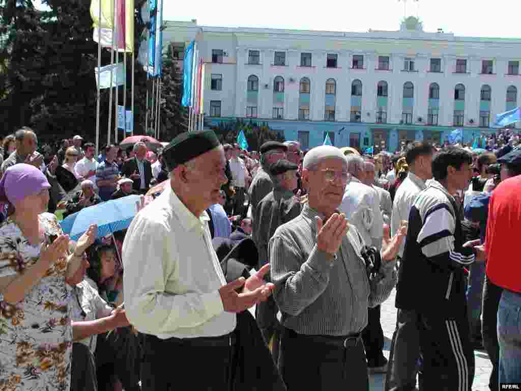 Митинг в День памяти жертв депортации крымскотатарского народа из Крыма на центральной площади Симферополя, 2006 год