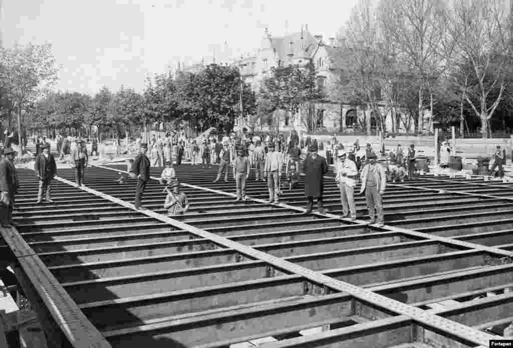 Строительство крыши станции метро Dosza Gyorgy Road, 1893 год. Метро Будапешта&nbsp;&ndash;​&nbsp;одно из старейших в мире. Старше него только лондонская подземка